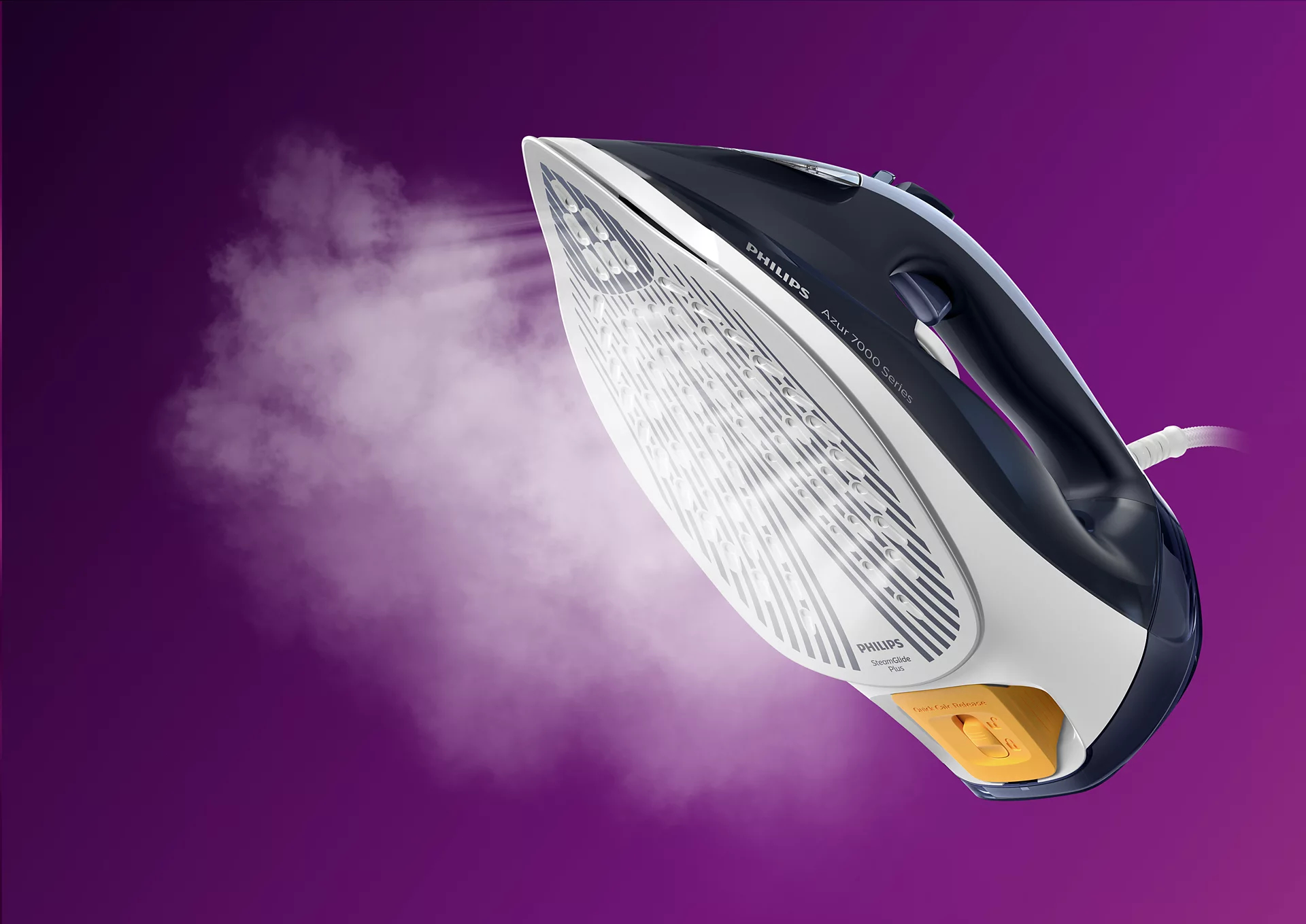 Un fer à repasser émettant de la vapeur. Le fer est bleu et blanc. Fond violet.