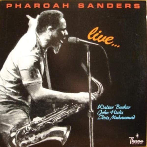 Album borító, Pharoah Sanders énekel szaxofonnal, fekete háttér.