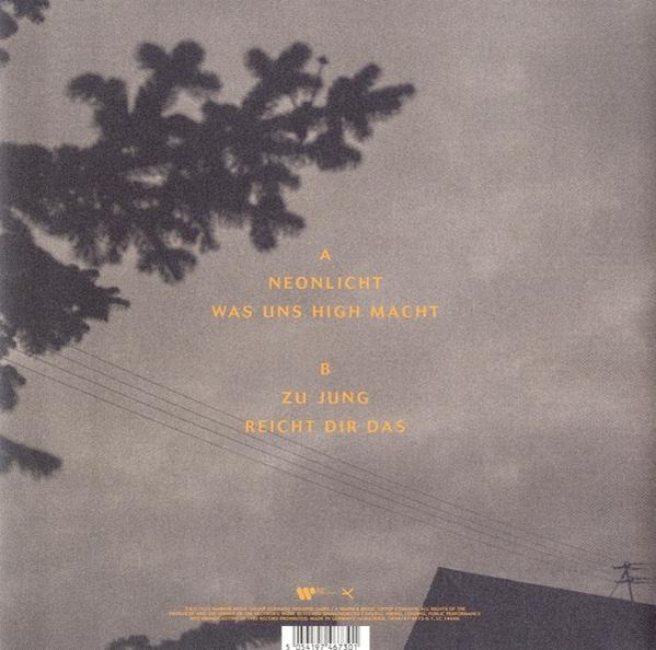 Albumcover mit Songtiteln, einer Baumsilhouette und einem verblassten Hintergrund.
