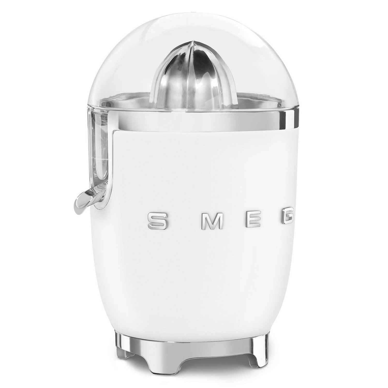 Presse-agrumes Smeg blanc. Il a un couvercle transparent, des accents chromés et le mot SMEG sur le devant. Il repose sur une base chromée.