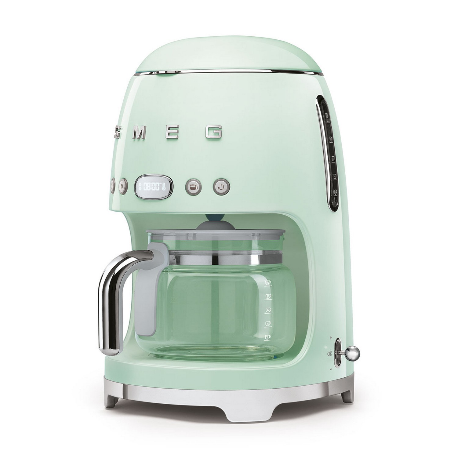 Een mintgroene Smeg koffiezetter. Het heeft een glazen kan en chromen accenten.