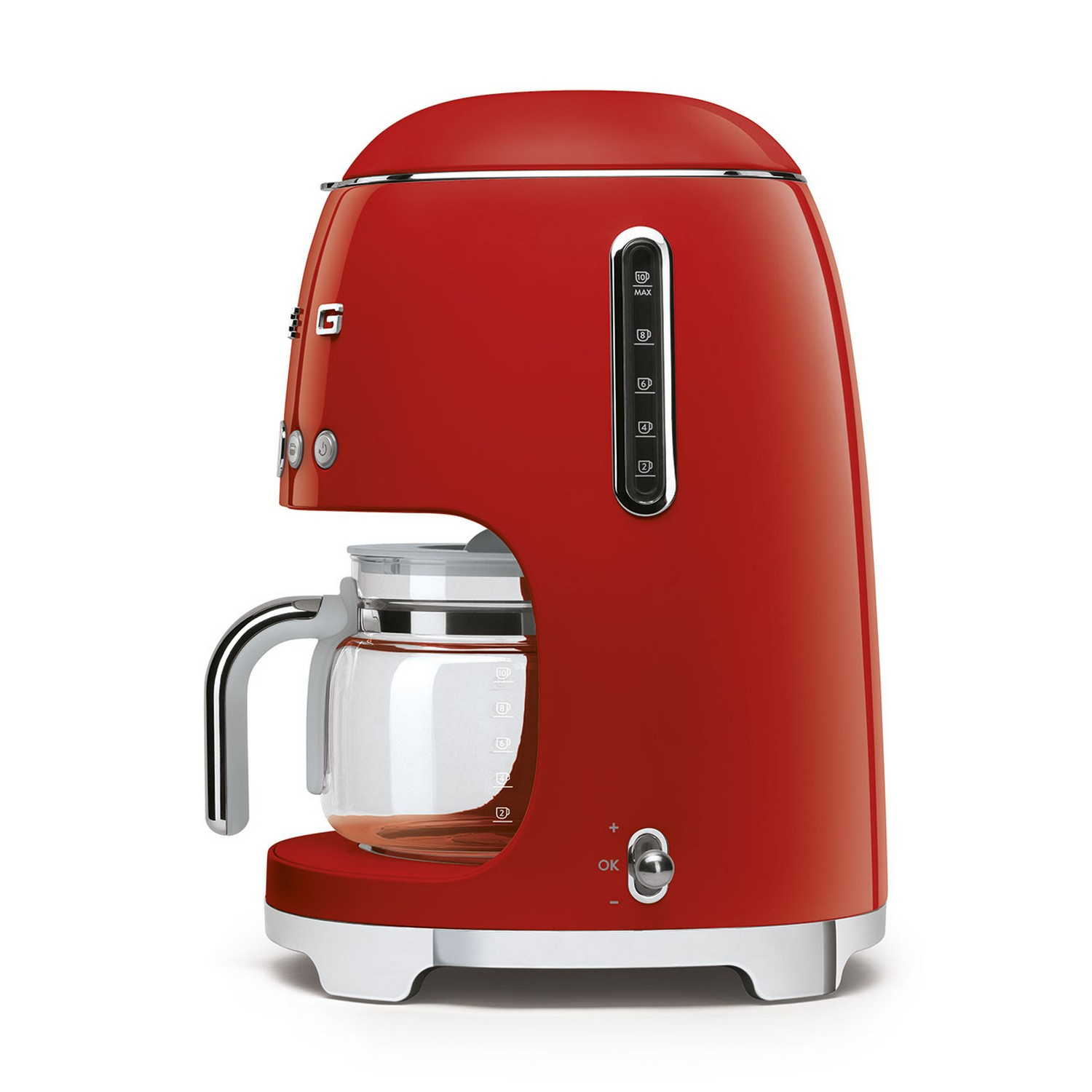 Rode Smeg koffiemachine. Glazen karaf zichtbaar, met een chromen handvat.