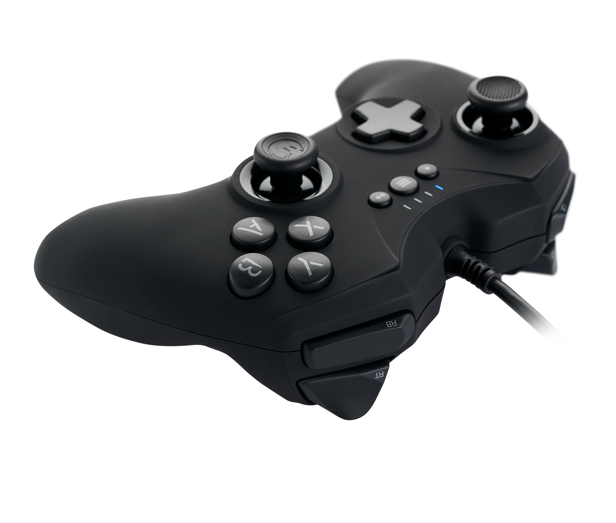Mando de juego negro con botones y gatillos. Un cable está conectado a él.