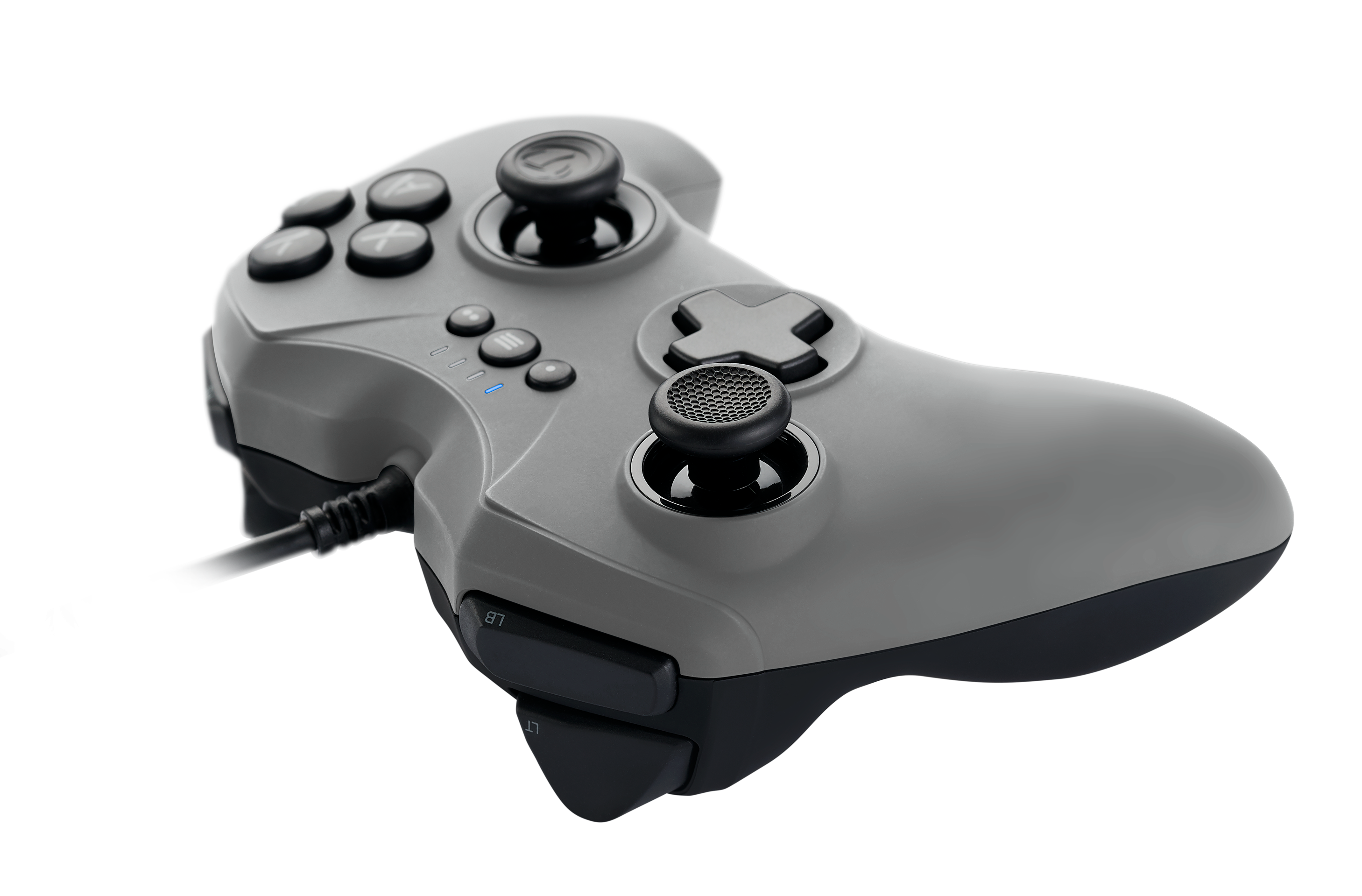 Mando de juego gris con botones, joysticks y cable negro.