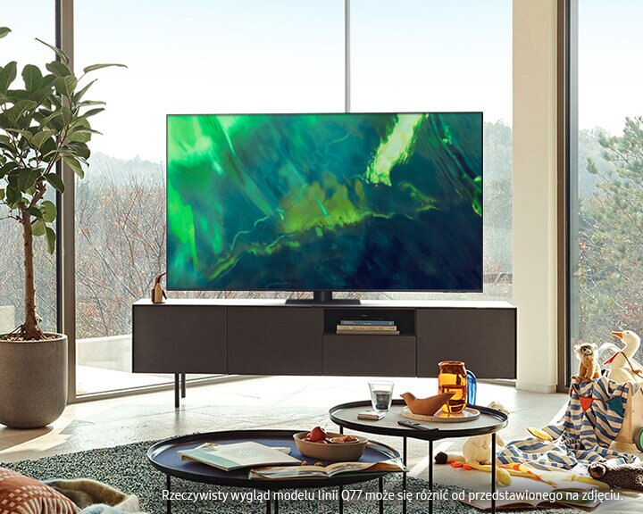 Salon z telewizorem na szafce. Okno z widokiem na zewnątrz.