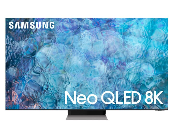 Telewizor Samsung Neo QLED 8K na stojaku, wyświetlający niebiesko-biały obraz abstrakcyjny.