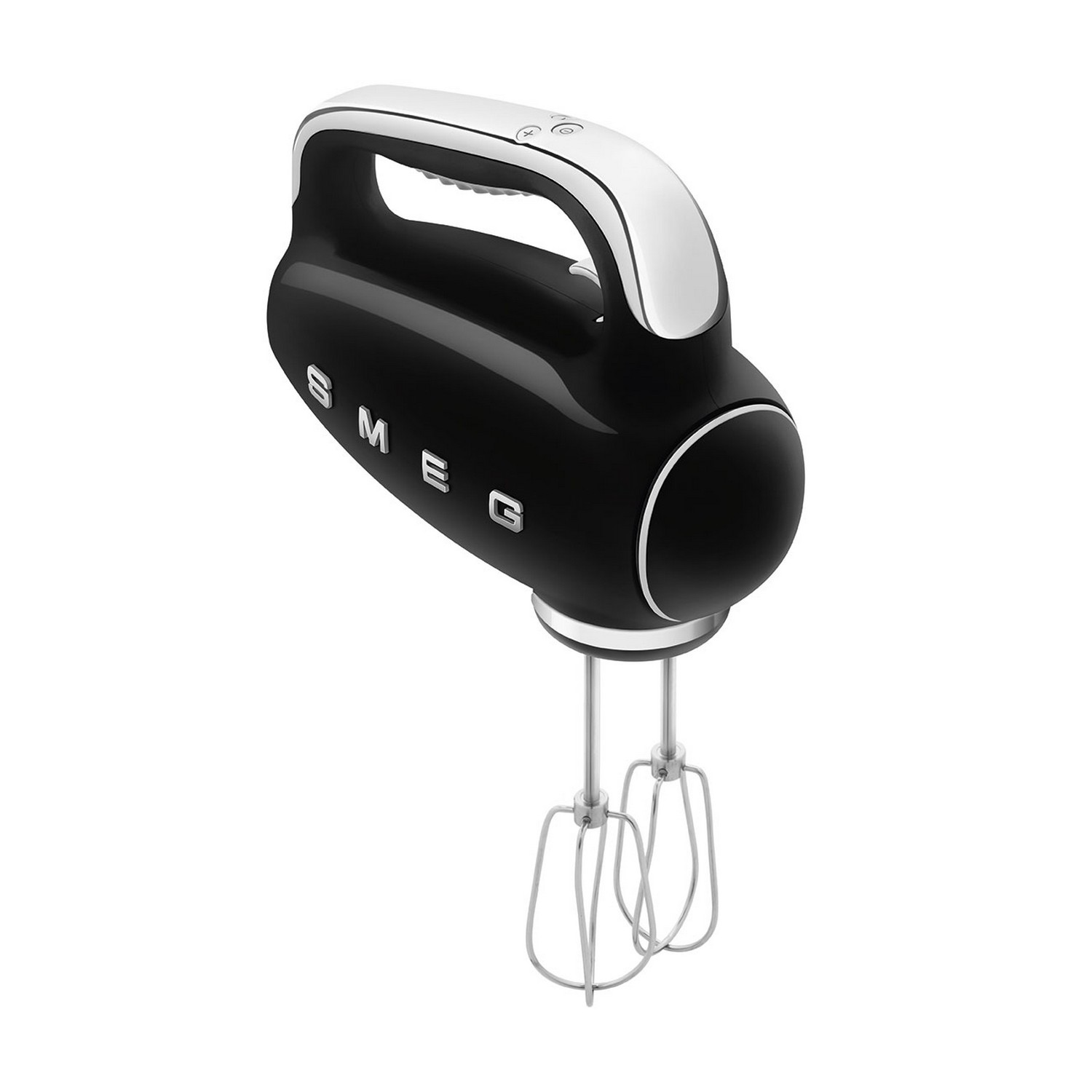 Zwarte Smeg handmixer met een witte handgreep en twee chromen kloppers, schuine weergave.