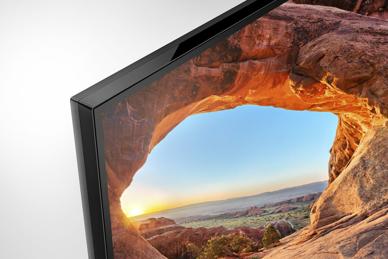 Zbliżenie ekranu z krajobrazem ze skałami i zachodem słońca.