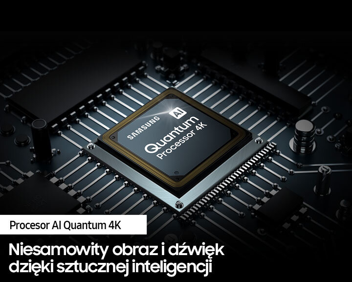 Zbliżenie procesora. Tekst brzmi 'Samsung Quantum Processor 4K'. Czarne tło.