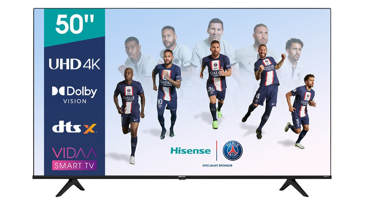 Ekran telewizora 50" z biegającymi piłkarzami. Ekran wyświetla loga UHD 4K, Dolby, Hisense i inne.