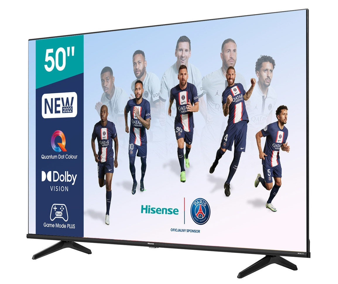 Telewizor Hisense 50" wyświetlający piłkarzy. Ma nową naklejkę 2022 i logo Dolby Vision.