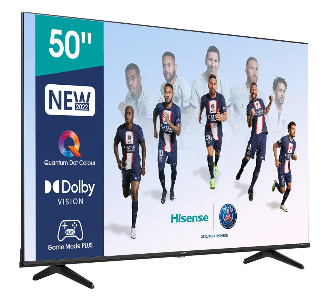 Telewizor Hisense wyświetlający scenę sportową z piłkarzami. Telewizor ma czarną ramkę.