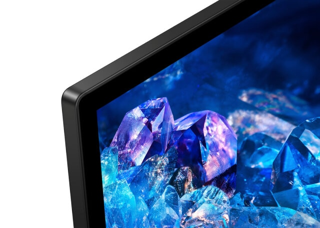 Zbliżenie ekranu TV z niebieskimi kryształami. Ostre detale, ciemne tło.