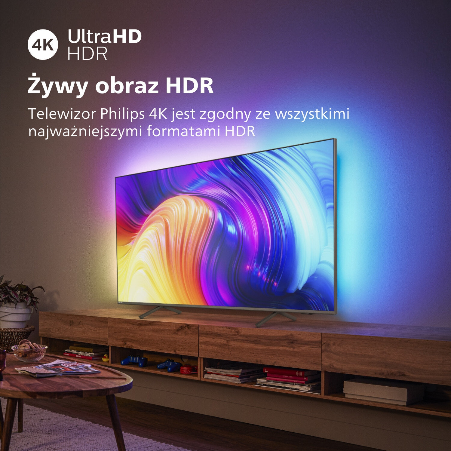 Telewizor na drewnianym stojaku, wyświetlający kolorowy obraz. Reklama 4K i HDR.