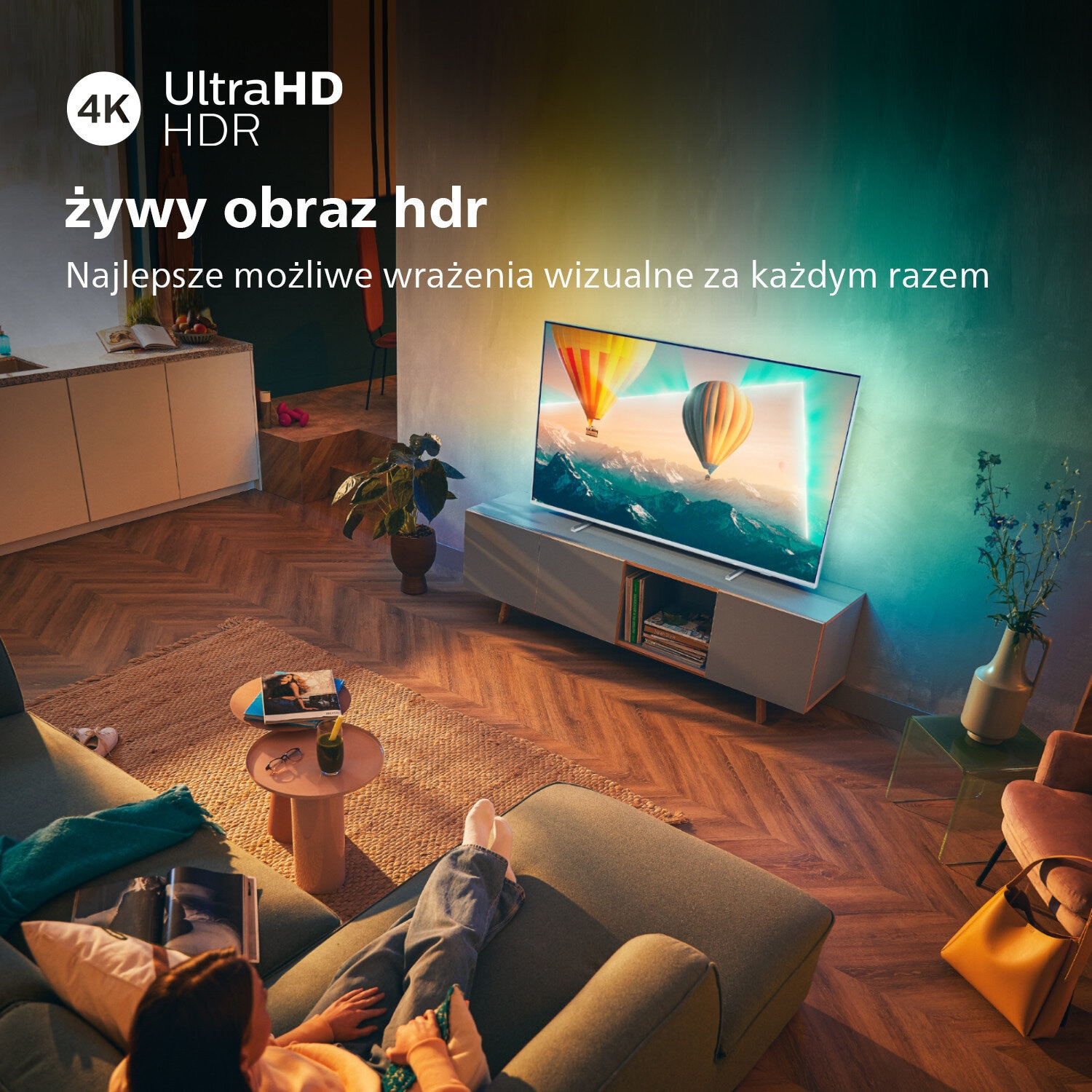 Scena w salonie. Telewizor pokazuje kolorowe balony. Tekst: 4K HDR, żywy obraz, najlepsza jakość wizualna.