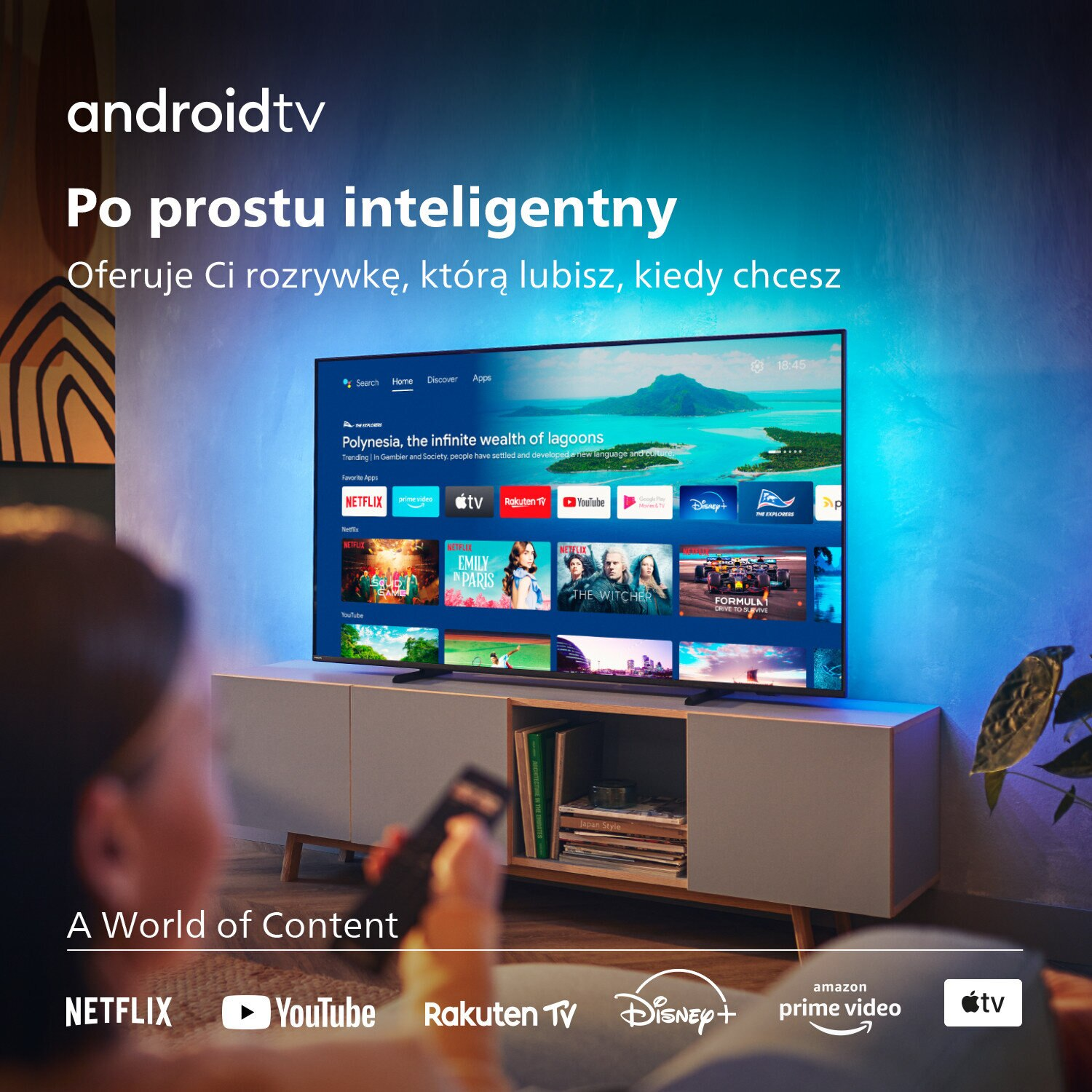 Telewizor wyświetlający różne aplikacje. Kobieta trzyma pilota przed telewizorem.