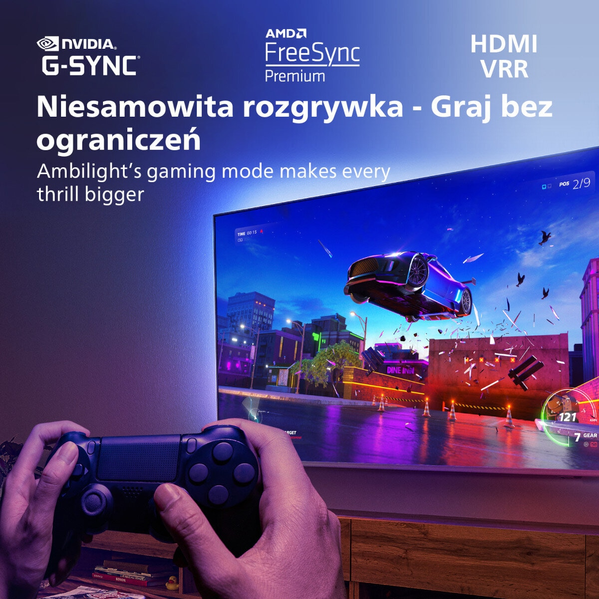 Osoba trzymająca kontroler do gier patrzy na telewizor wyświetlający grę wyścigową.