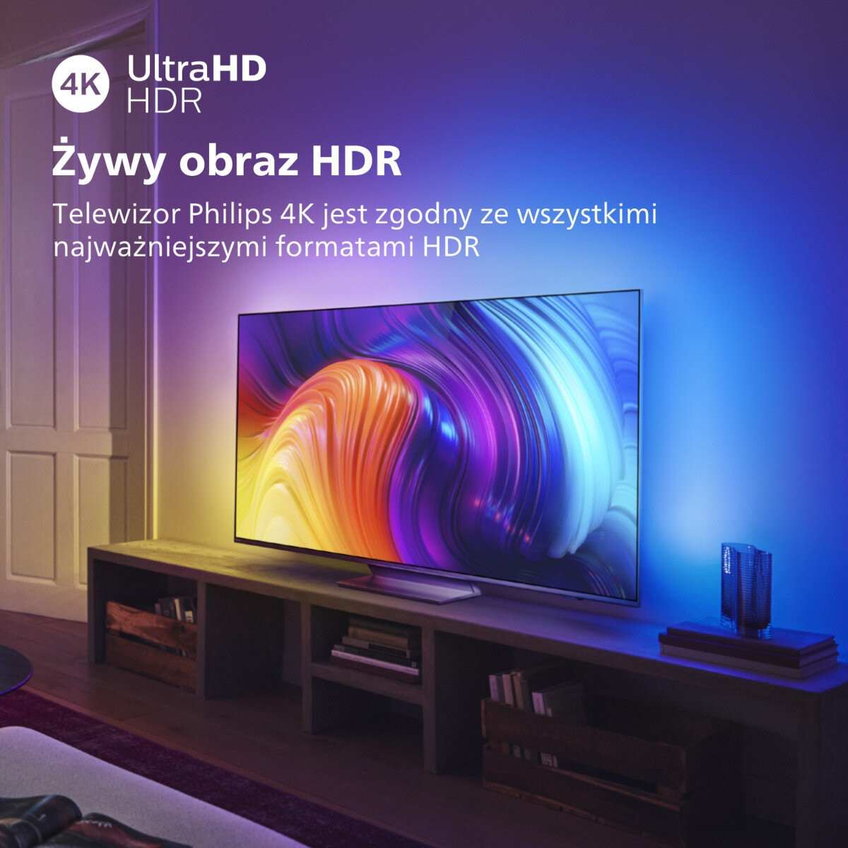 Salon z podświetlonym telewizorem. Telewizor wyświetla kolorowy obraz. Tekst mówi Ultra HD HDR.