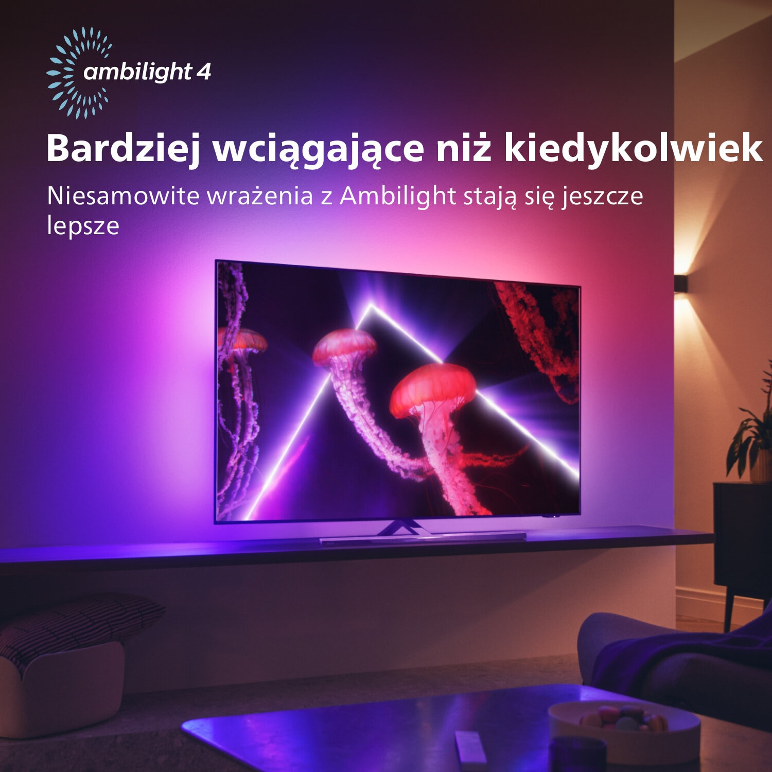 Scena w salonie z telewizorem pokazującym meduzy. Ambilight tworzy kolorowe światło.