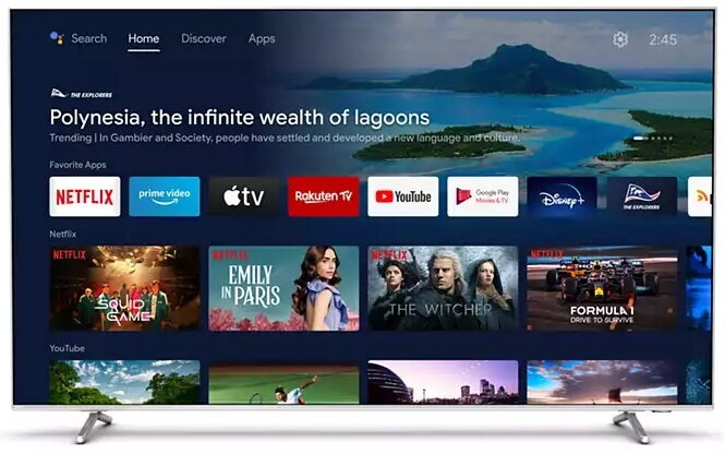 Telewizor z dużym ekranem wyświetla ikony aplikacji do strumieniowania i menu wyboru programów.
