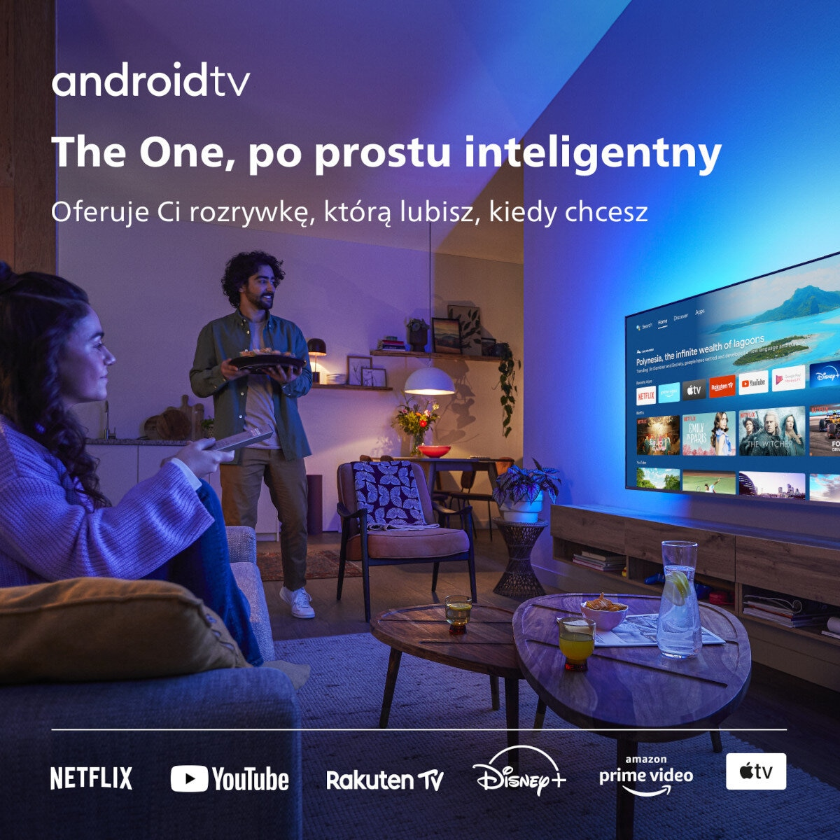 Salon z telewizorem, mężczyzną i kobietą oraz różnymi logo usług streamingowych.