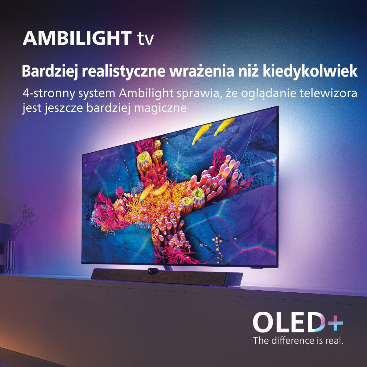 Ekran telewizora z kolorową sceną rafy koralowej. Efekt Ambilight. Białe tło.