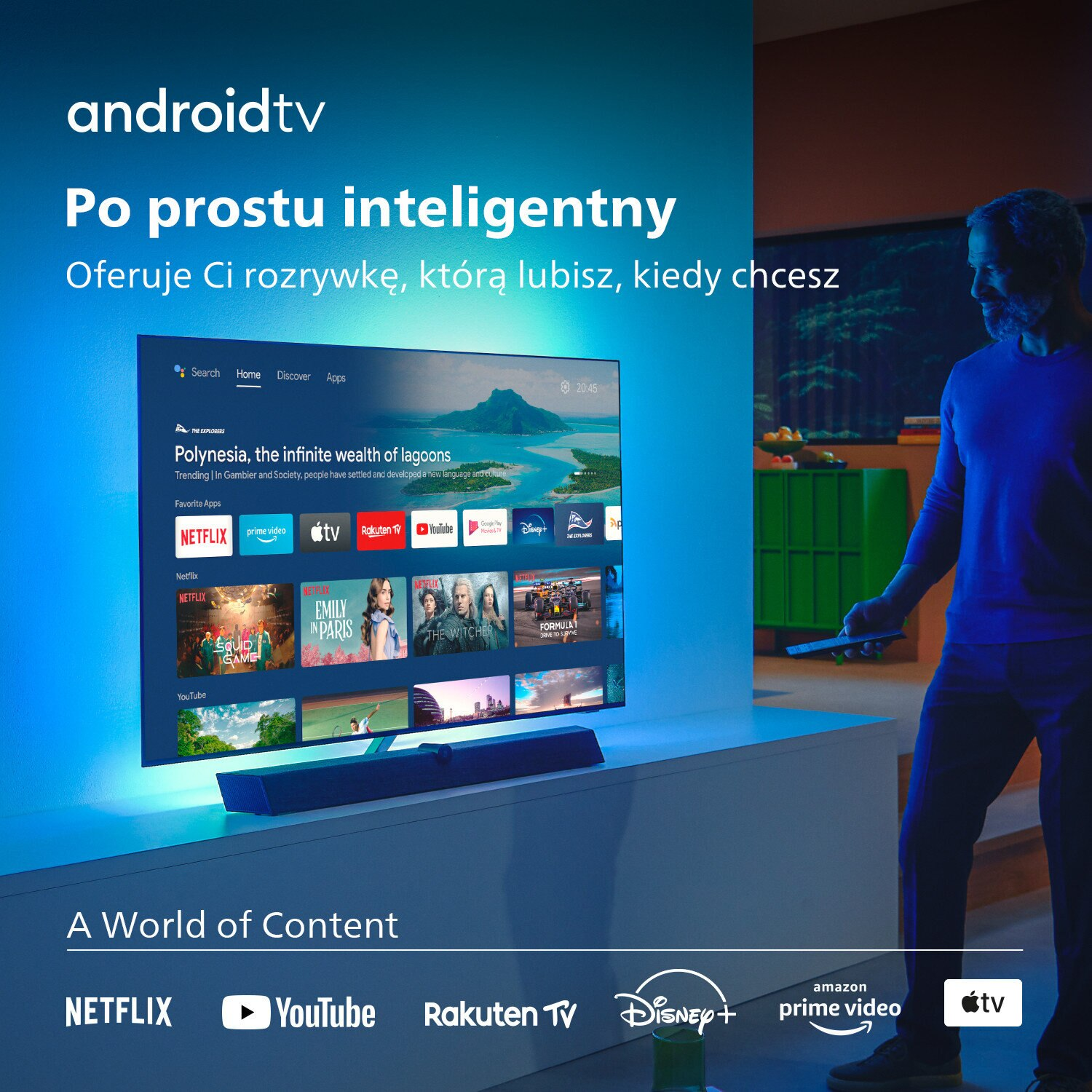 Telewizor wyświetlający inteligentny interfejs z ikonami aplikacji i mężczyzna stojący obok.