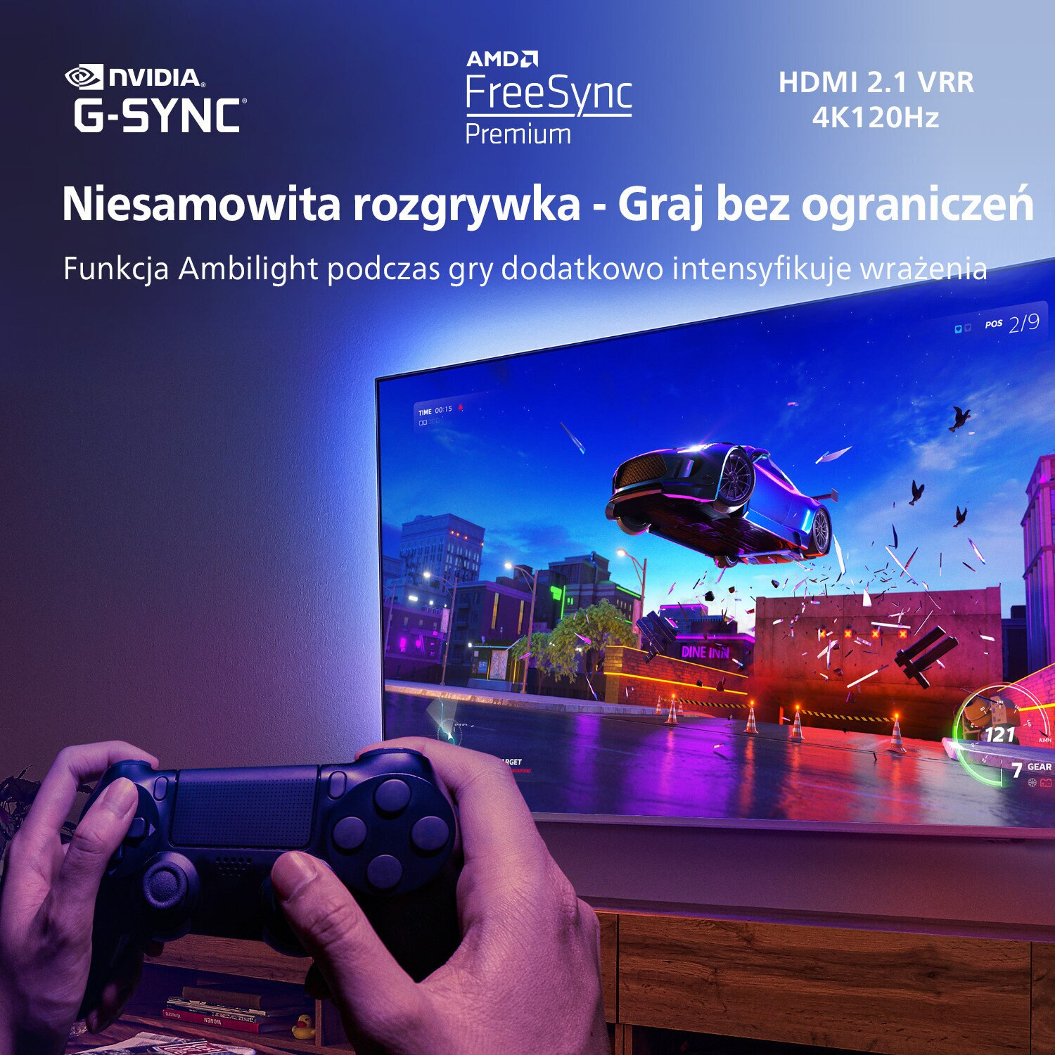 Osoba trzymająca kontroler, oglądająca telewizor z grafiką z gry. Tekst na ekranie promuje funkcje.