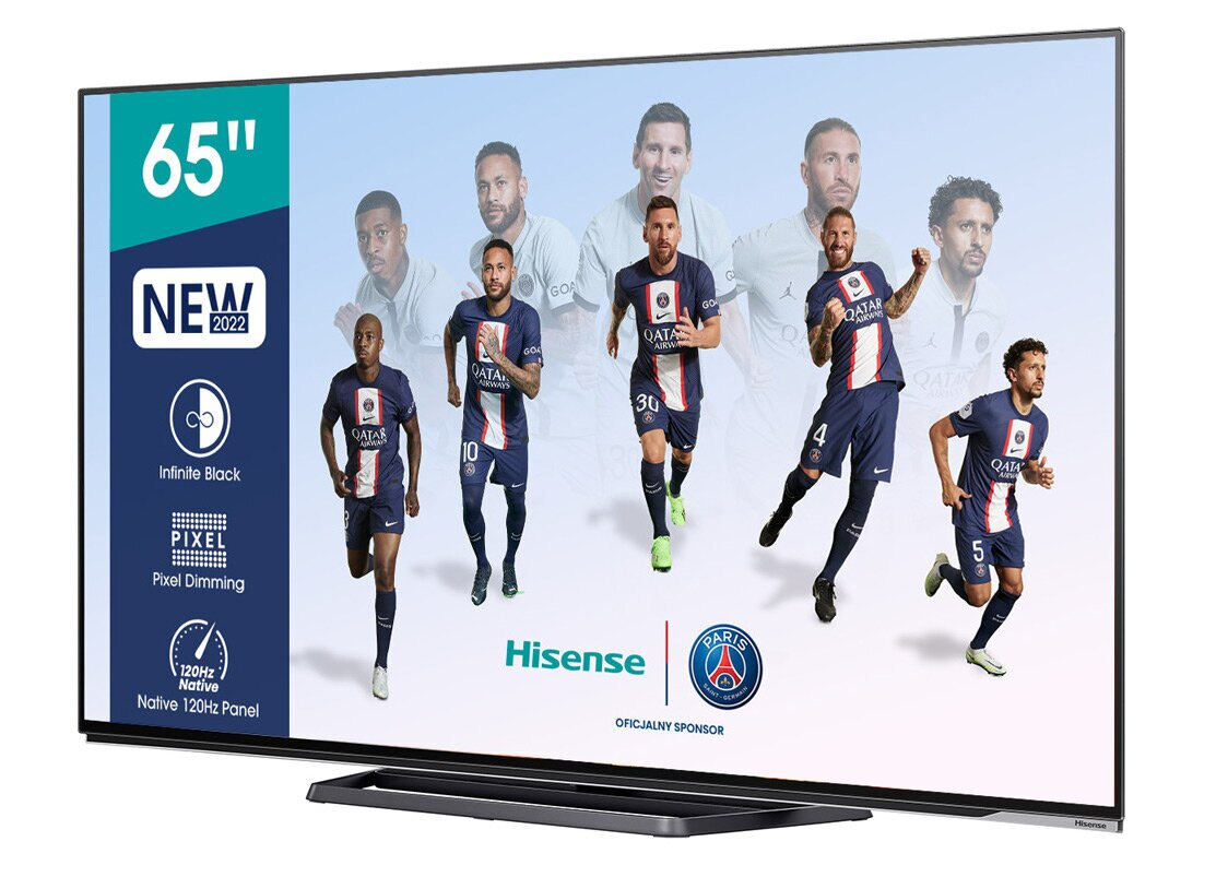 Duży telewizor wyświetlający piłkarzy z logo Hisense i napisem 'NOWY 2022'.
