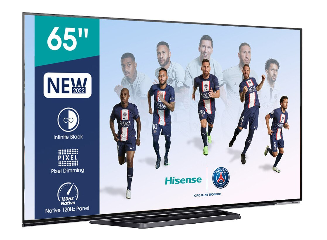 Duży ekran telewizora wyświetla kolaż piłkarzy ze słowami 'NOWE 2022'.