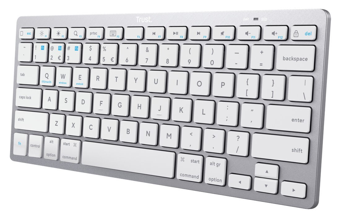 Srebrna klawiatura z białymi klawiszami i literami. Białe tło.