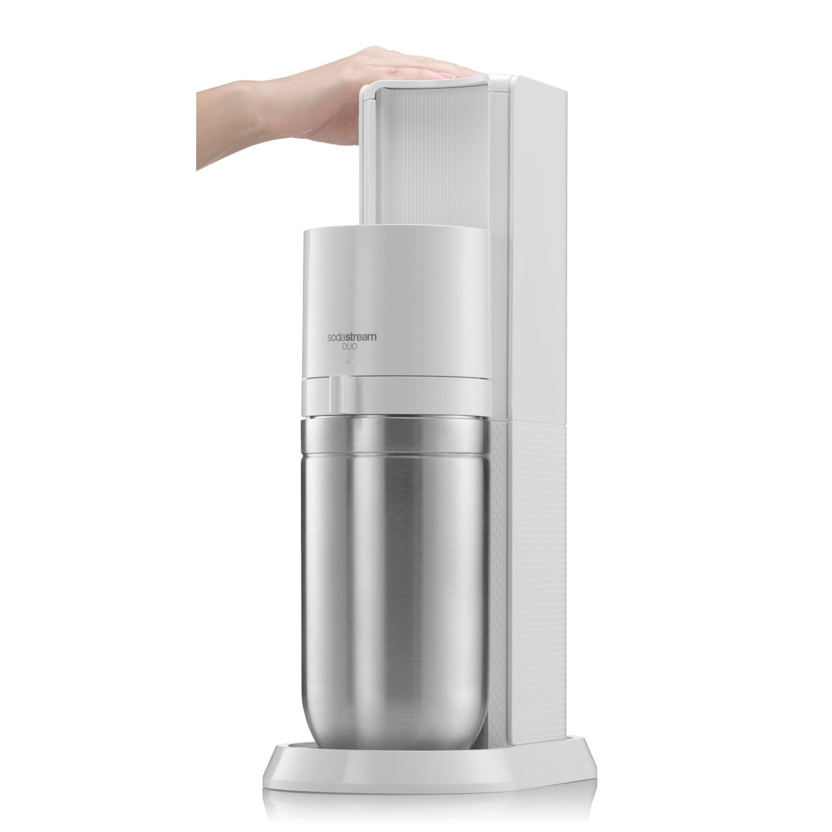 Maszyna SodaStream Duo, biała, z dłonią naciskającą górę.