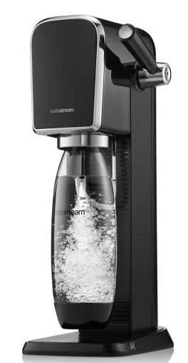 Czarna maszyna SodaStream z butelką wody. W butelce widoczne są bąbelki.