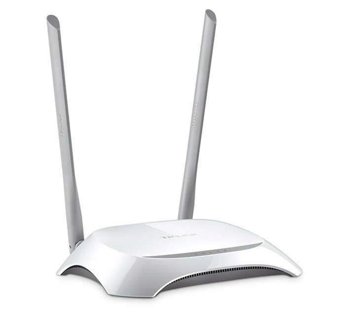 Biały router TP-Link z dwiema szarymi antenami. Jest na białym tle.