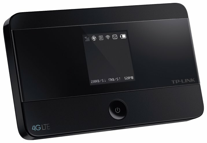 Czarne urządzenie Wi-Fi TP-Link. Ma ekran i przycisk.