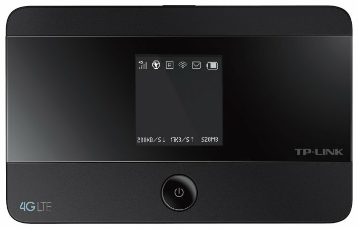 Czarny mobilny router TP-Link 4G LTE. Posiada mały ekran wyświetlający informacje o połączeniu.