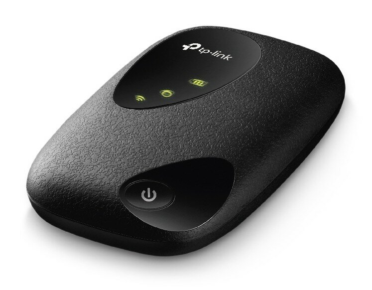 Czarny router TP-Link. Ma trzy światła i przycisk zasilania.