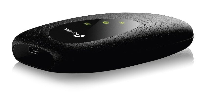 Mały czarny router TP-Link, owalny w kształcie, z portem USB i kontrolkami.