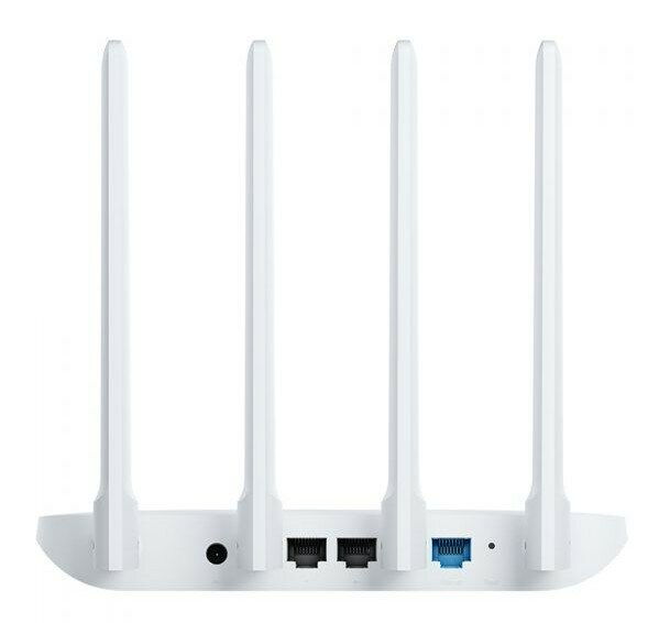 Biały router z czterema antenami i portami. Jest na białym tle.
