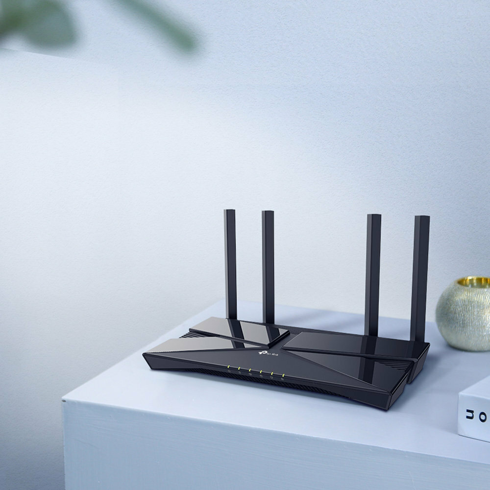 Czarny router z antenami na białym stole. Białe tło.