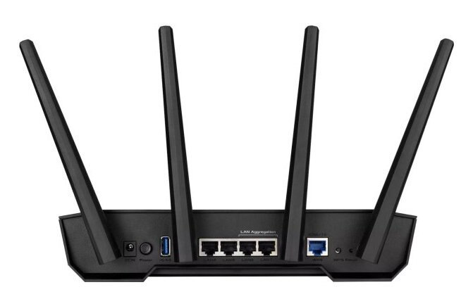 Czarny router z antenami, portami i przyciskami. Widok z kąta, białe tło.