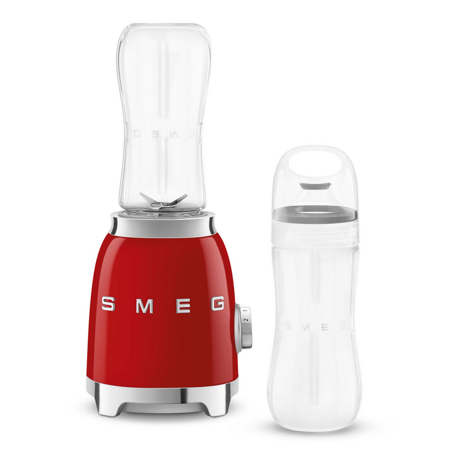 Un blender SMEG rouge avec un pichet en verre et un biberon à côté, sur une surface blanche.