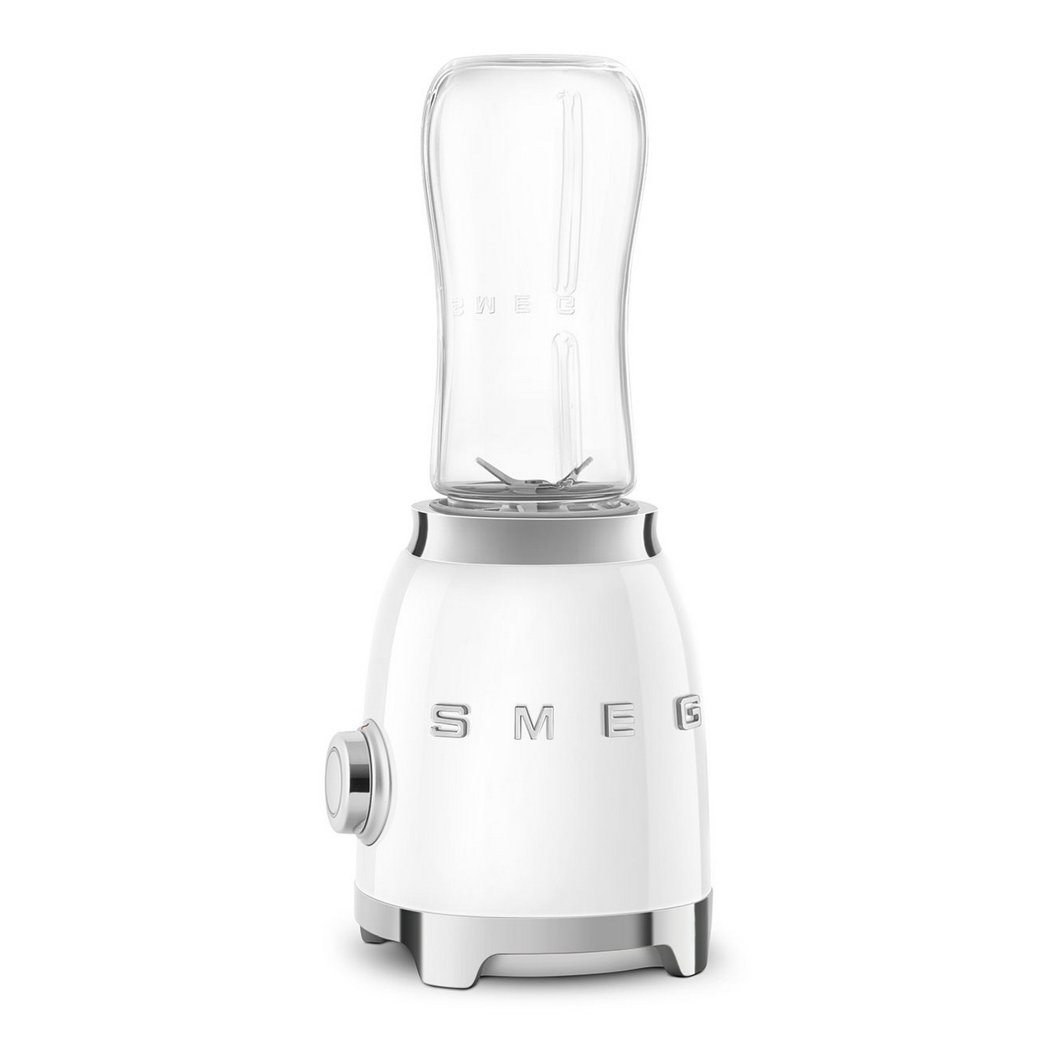 Blender SMEG blanc avec un bocal en verre transparent sur fond blanc.
