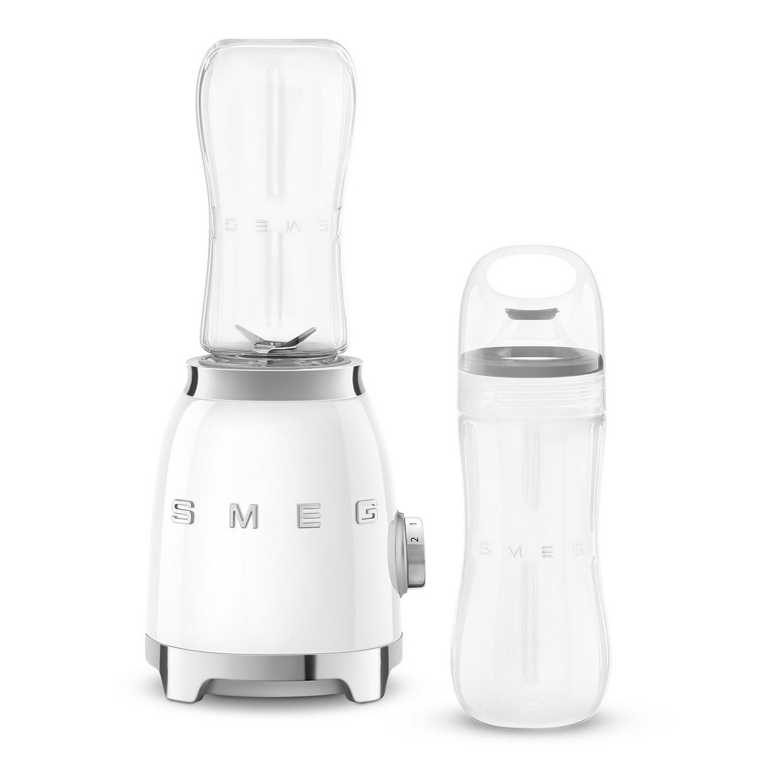 Blender Smeg blanc avec un pichet en verre transparent et un biberon à côté.