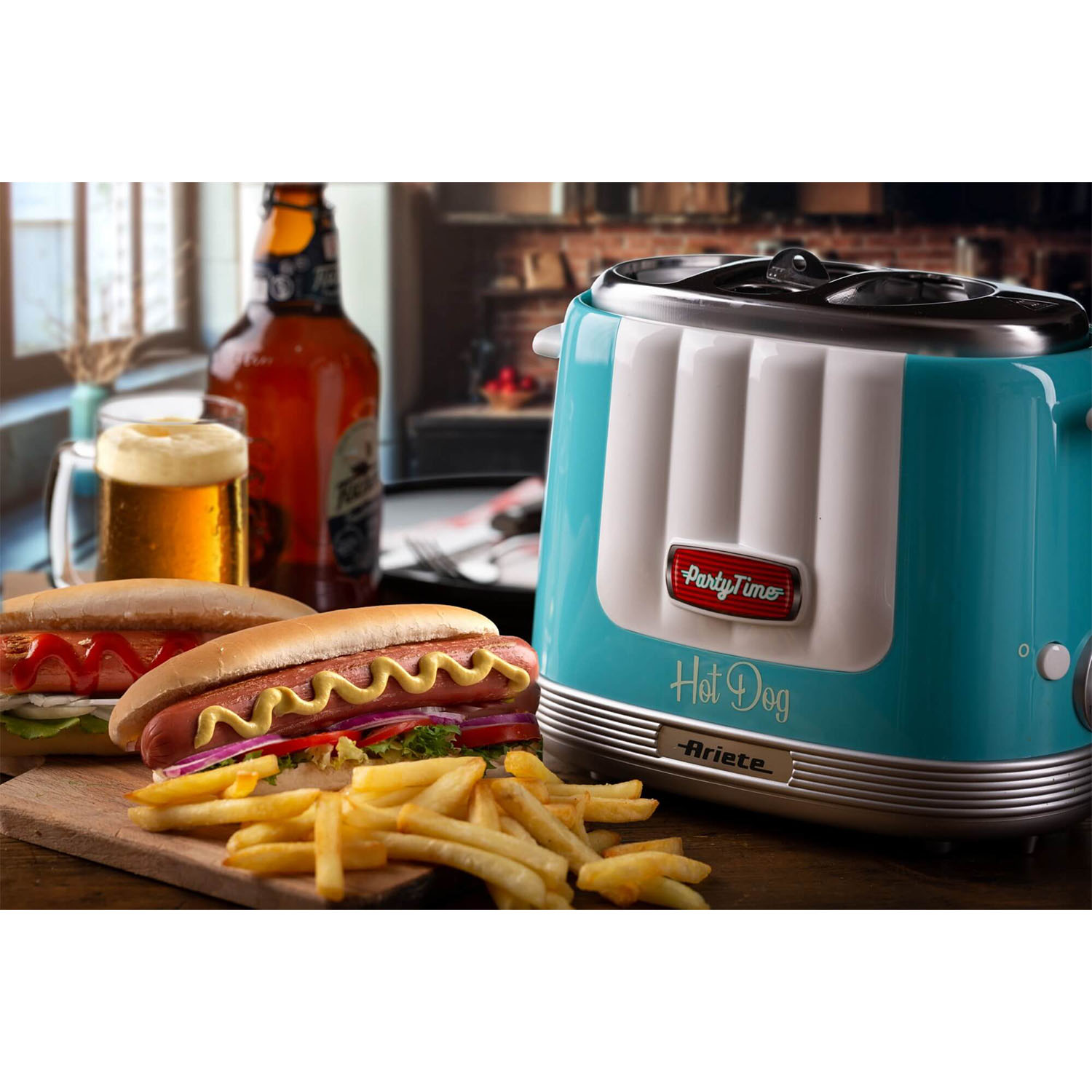 Un tostapane per hot dog con hot dog, patatine fritte, birra e un tagliere in legno.