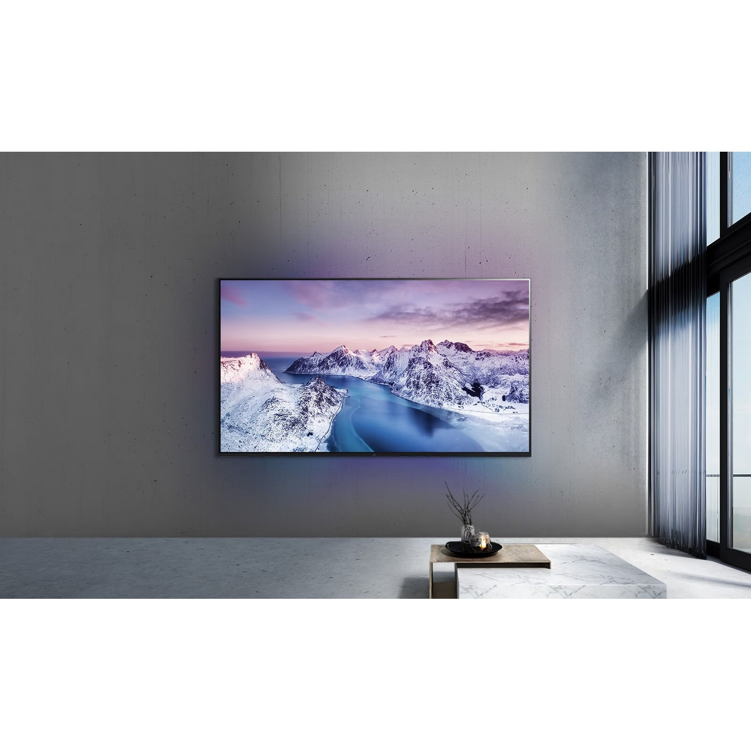 Un téléviseur affichant un paysage enneigé, monté sur un mur gris, décoration minimaliste.