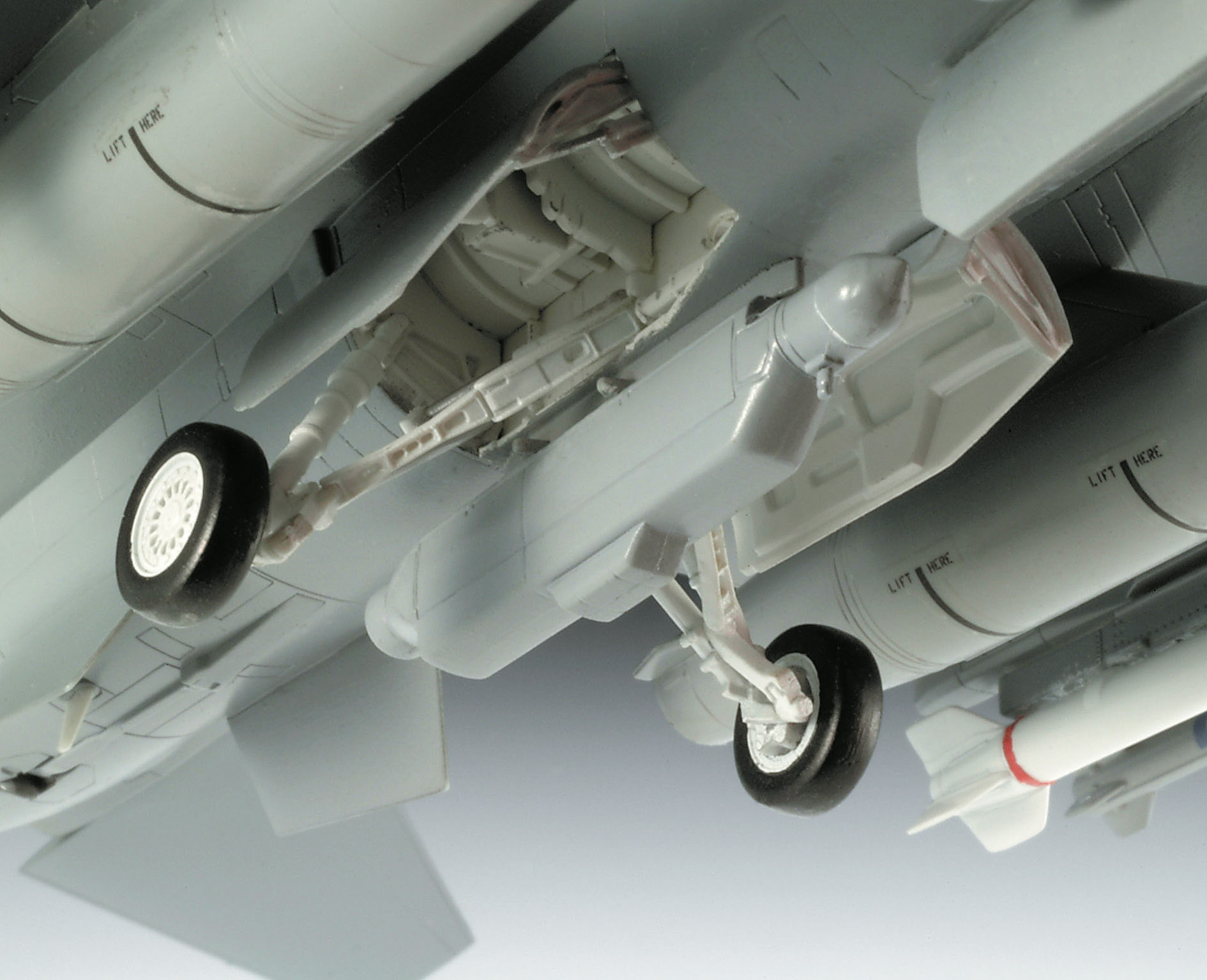 Fahrwerk eines Modellflugzeugs. Zeigt Räder, Fahrwerk und Details der Raketen.