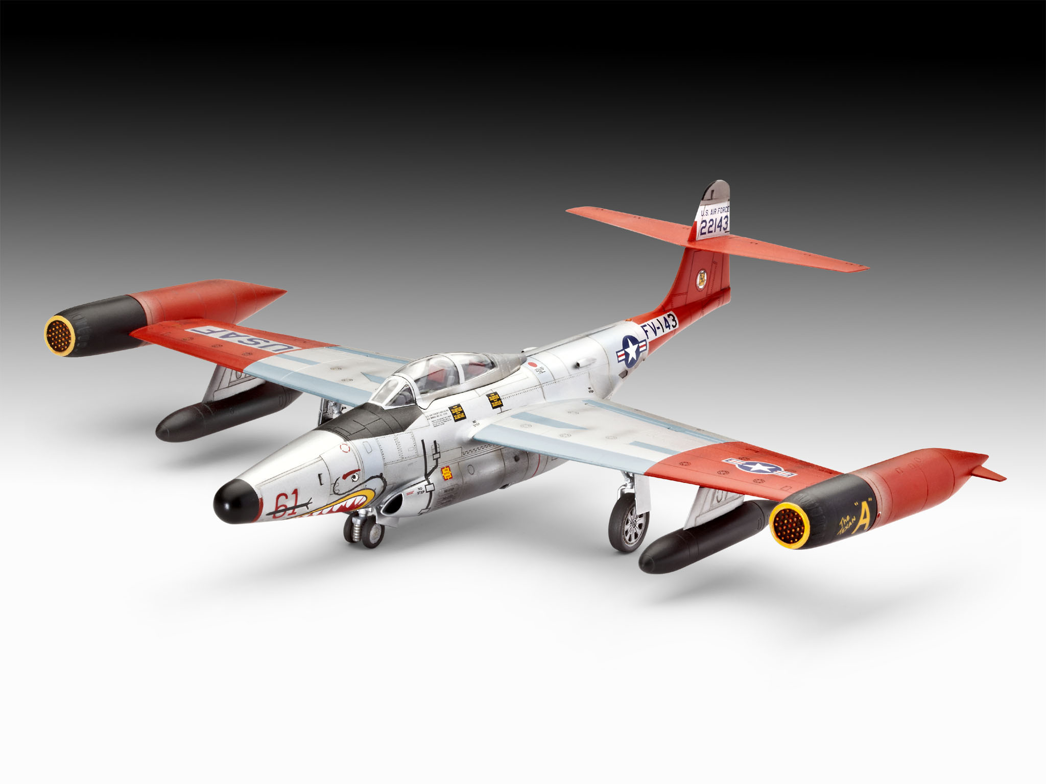 Modellflugzeug, roter und silberner Düsenjäger. Weißer Hintergrund, schräge Ansicht.