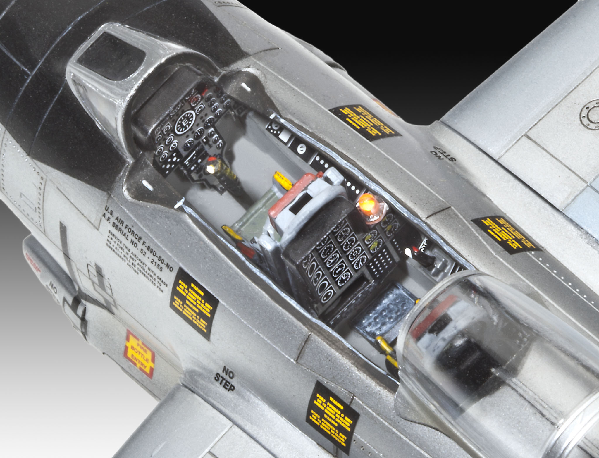 Nahaufnahme eines Modellflugzeug-Cockpits mit detailliertem Instrumentenbrett und Innenraum.