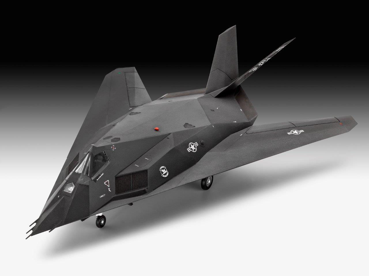 Ein schwarzes F-117 Nighthawk Modellflugzeug auf einer schwarz-weißen Oberfläche.